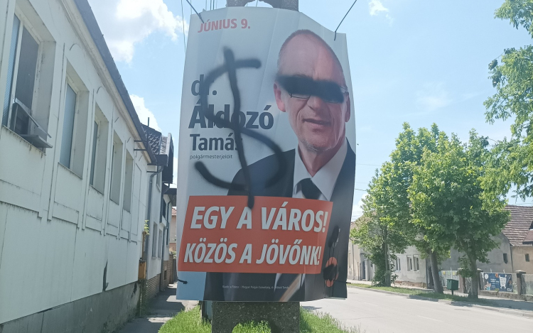 Plakátokat rongáltak meg Pápán