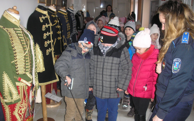 Kisdiákok a Pápai Rendőrkapitányságon