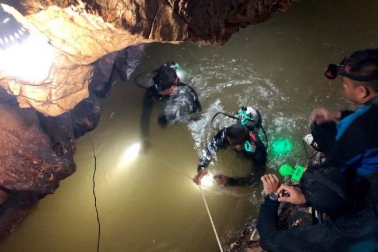 Meghalt egy búvár az elárasztott thaiföldi barlangnál végzett mentőakcióban