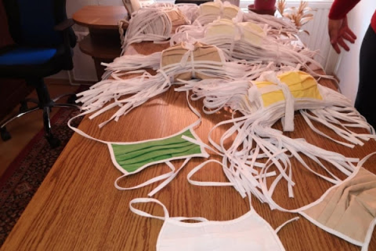 Mától a negyven felettiek kapnak ingyenes szájmaszkot