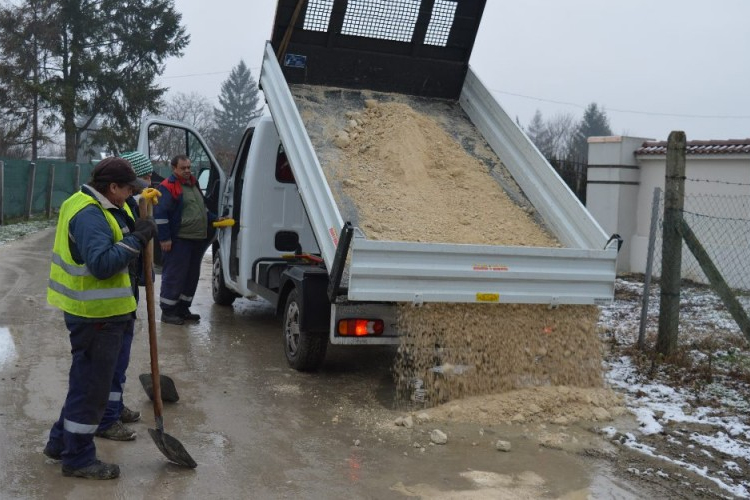 Javítja a murvás utakat a Városgondnokság