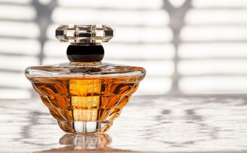 Ruhákat, márkás italokat és parfümöket lopott a 26 éven nő