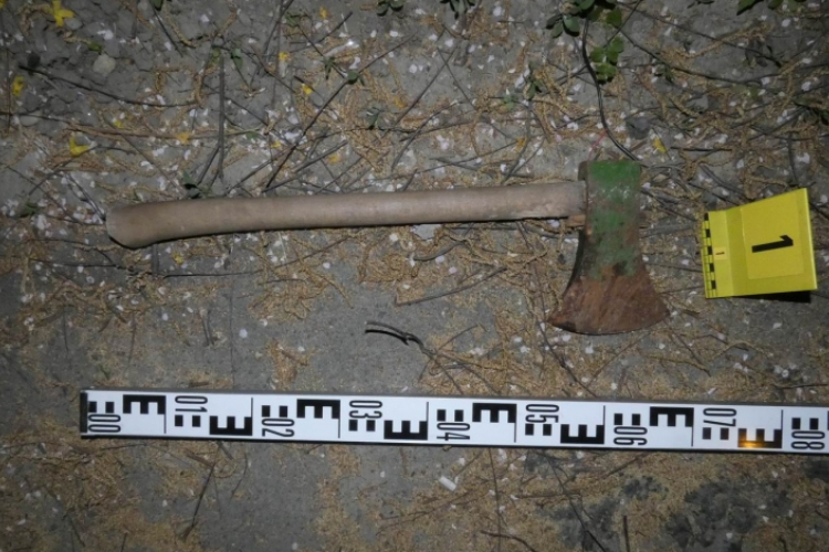 Baltával fenyegetőzött, majd egy kukát dobtak neki