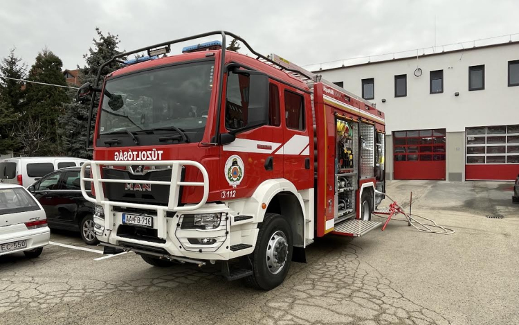 Új tűzoltóautó áll szolgálatba Pápán