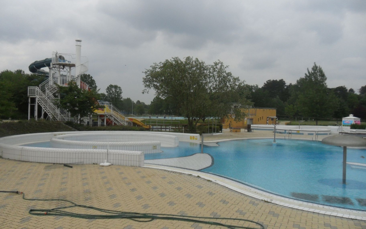 A hosszú hétvégére kinyit a strand