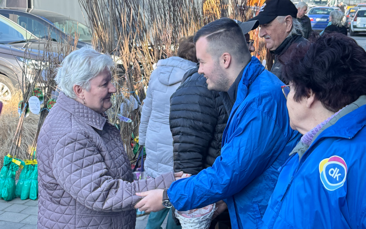 Édességgel lepte meg a hölgyeket nőnap alkalmából a DK