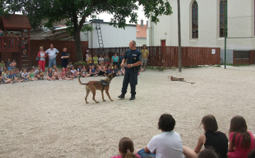 Gyermeknap kutyás bemutatóval és iskolarendőrrel