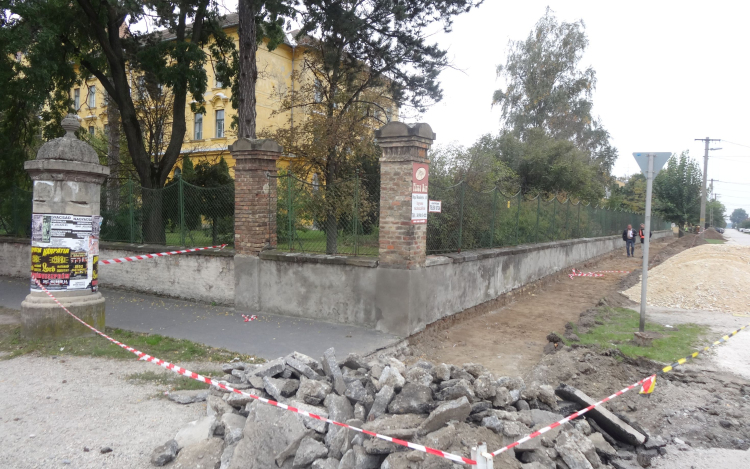 A Kolozsvári utcában épphogy végeztek, a Telekiben már el is kezdték a járda felújítását