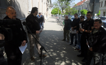 Fekete ruhában tüntettek a pápai kórház előtt