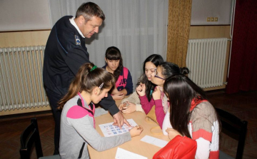 Kisdiákok a főkapitányságon