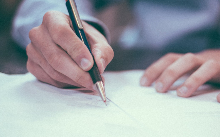 Aláírta az adásvételit az egyik tanú nevében is,  hamis magánokirat felhasználásával vádolják