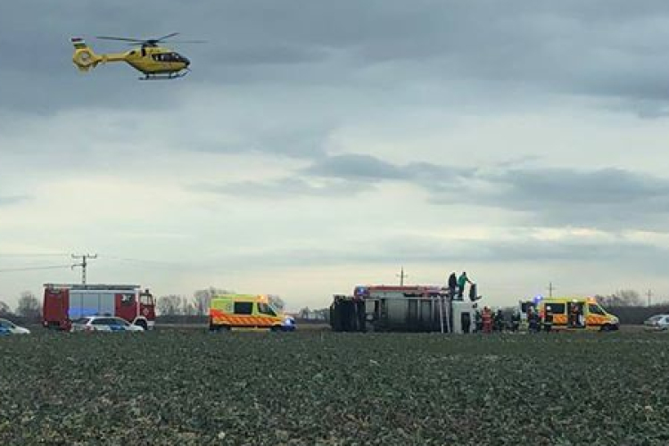 Árokba borult egy teherautó az Adásztevel és Nagytevel között 