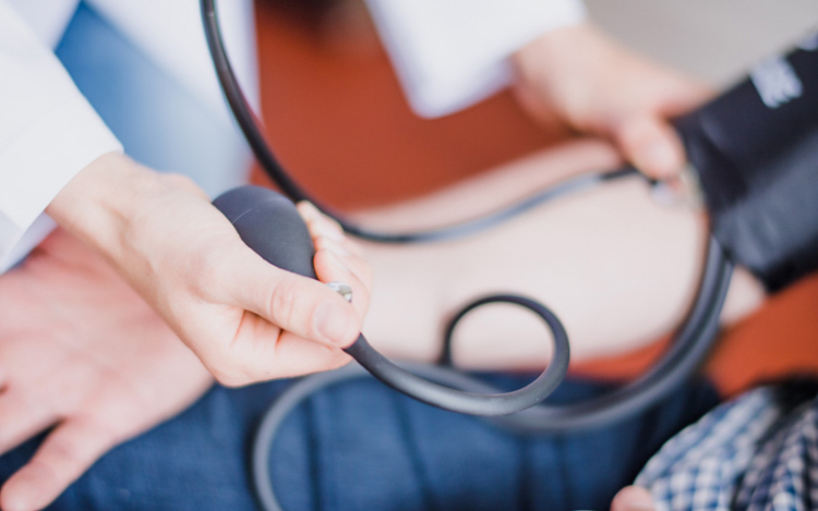 Fenyegette az üzemorvost, vádat emelt ellene a pápai ügyészség