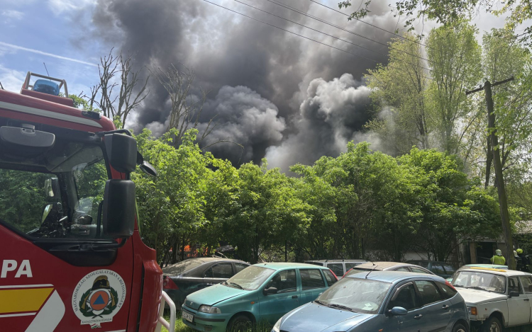 Melléképület, autók és gumik lángoltak Mátyusházán