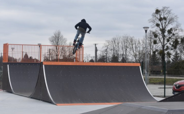 Letesztelték a BMX-esek az új pápai skatepályát!