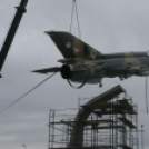 MiG-21 Emlékmű - Pápa - A gép emelése