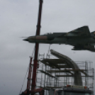 MiG-21 Emlékmű - Pápa - A gép emelése