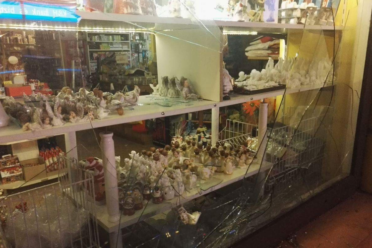 Betörte a kirakat üvegét