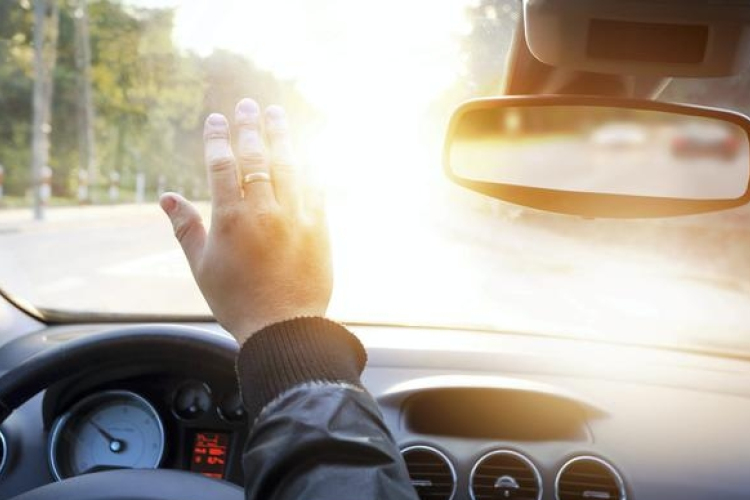 A vakító napsugarak veszélyeire hívja fel a közlekedők figyelmét a rendőrség