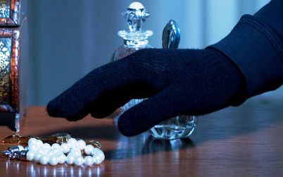 Ékszereket és pénzt lopott az idős asszonytól