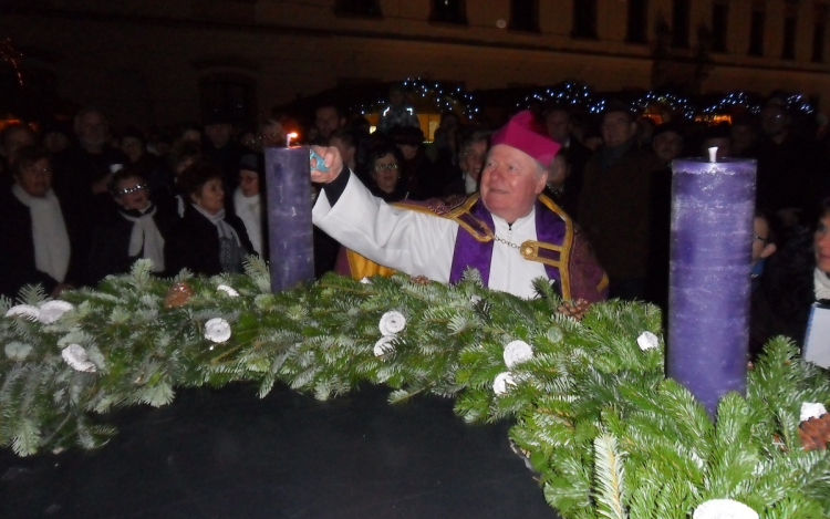 Fellobbant az első gyertyaláng