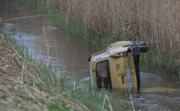 Lopott trabant a patakban Győrszemerénél