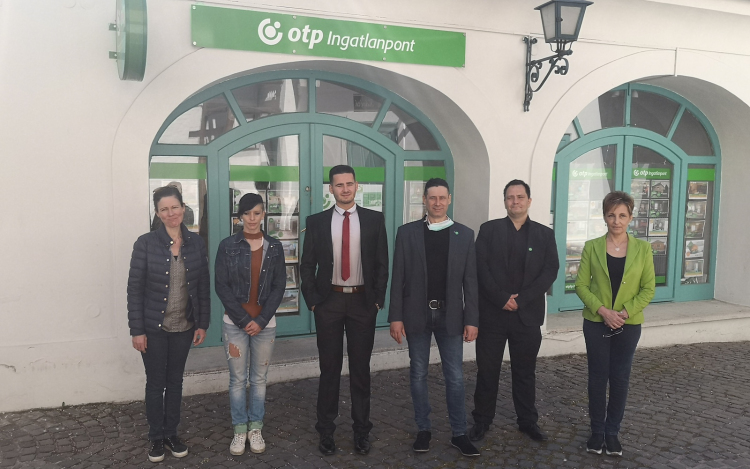 Nehéz helyzetben lévő családoknak segített húsvét alkalmából az OTP Ingatlanpont pápai irodájának csapata