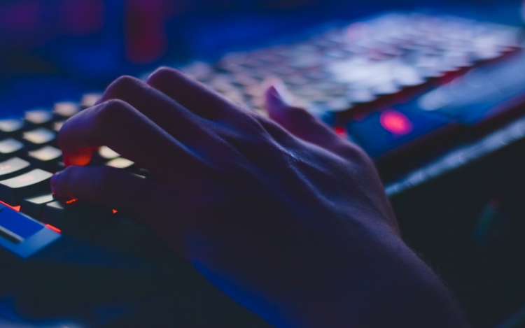 Brókernek adta ki magát a csaló