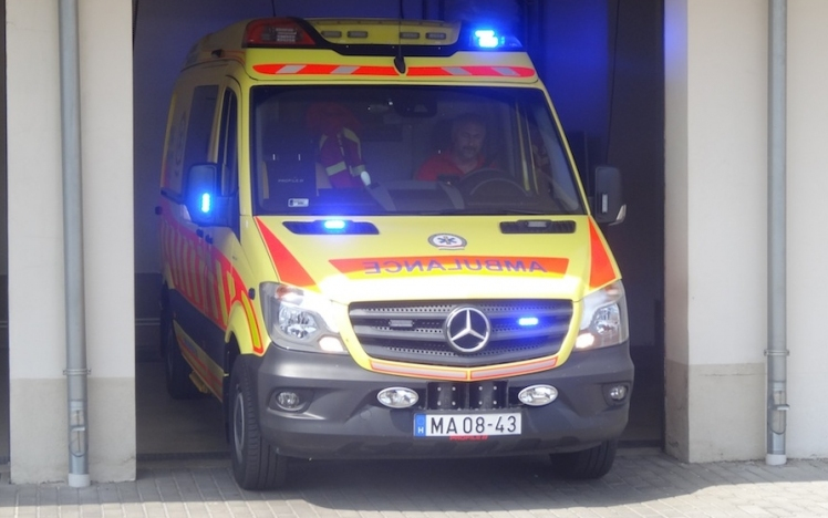 Két autó ütközött a 83-ason