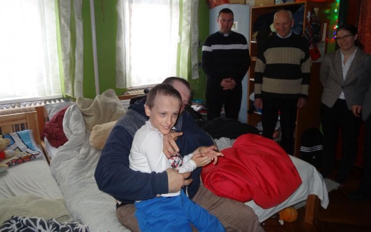 Átadták az Ökumenikus Imahéten összegyűlt pénzadományt Hunor családjának