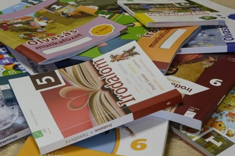 Kezdődik a tankönyvek kiszállítása az iskolákba