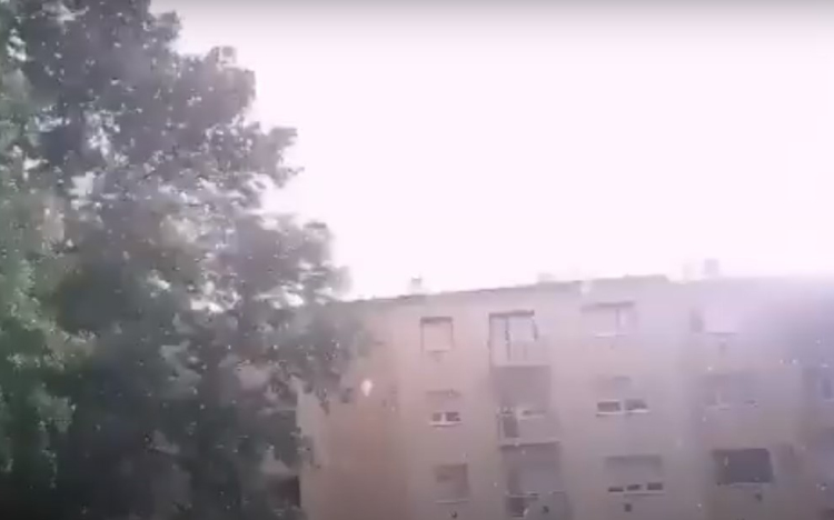 A teljes éjszakai égboltot bevilágította az olvasónk által megörökített villámlás