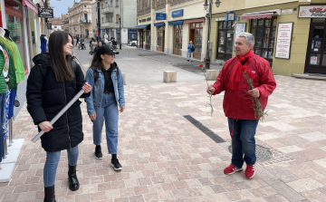 Kovács József és Gőgös Zoltán szegfűvel köszöntötte a nőket a Kossuth utcán