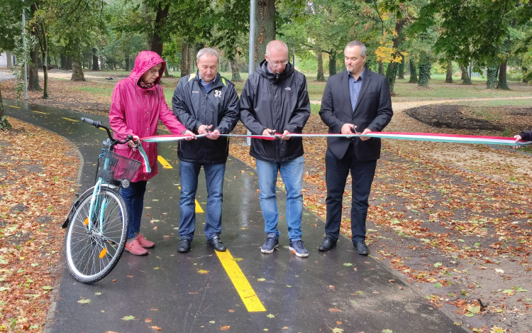 Hivatalosan is átadták az új várkerti kerékpárutat