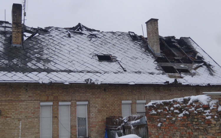 Kigyulladt egy családi ház a Mező utcában