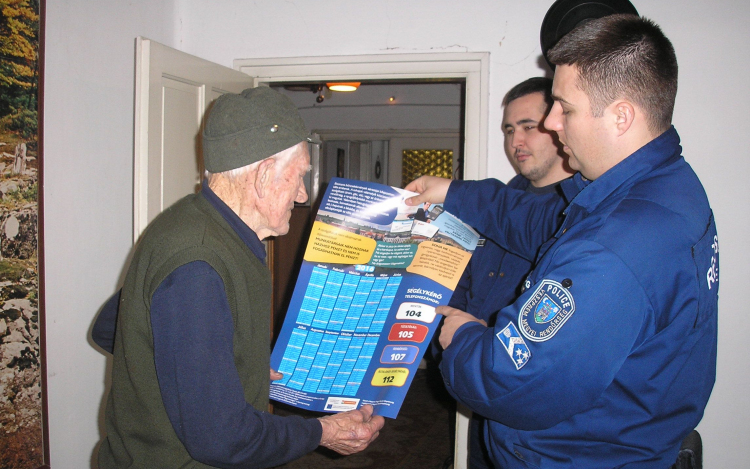 Idős sértetteknél jártak a pápai rendőrök