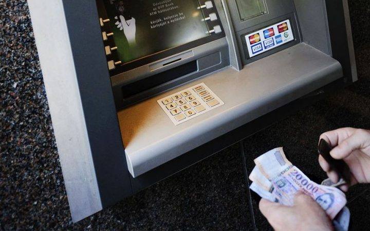 Más bankkártyáját használta