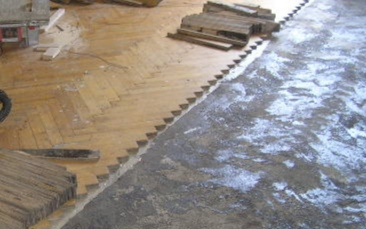 Fázott, ezért befűtött az albérlet padlójával és a szekrényekkel