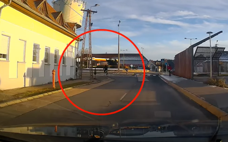 Forgalommal szemben hajtott be a Vásár utcai körforgalomba