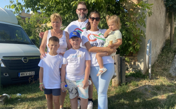 Csaknem ezer palack vizet osztanak szét a Tisza pápai önkéntesei