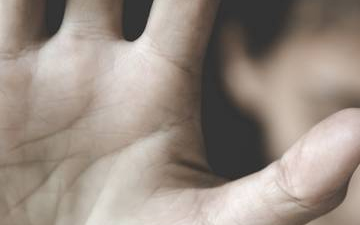 Azért bántalmazta kiskorú gyermekét, mert nem akarta beadatni magának a Covid vakcinát