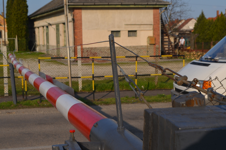 Megrongálta a sorompót