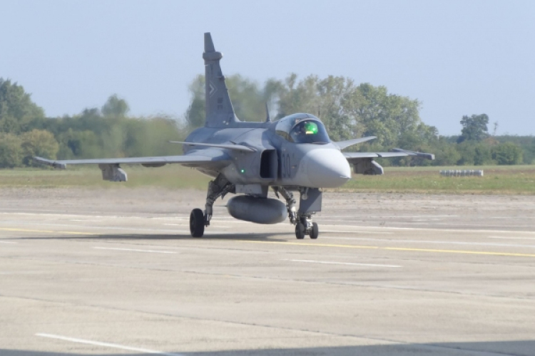 Pápára költöznek a Gripenek