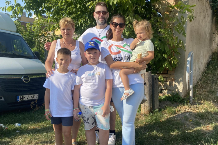 Csaknem ezer palack vizet osztanak szét a Tisza pápai önkéntesei