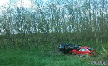 Két autó ütközött a 83-ason, öten megsérültek
