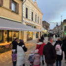 Óvodások karácsonyfa díszítése a belvárosban