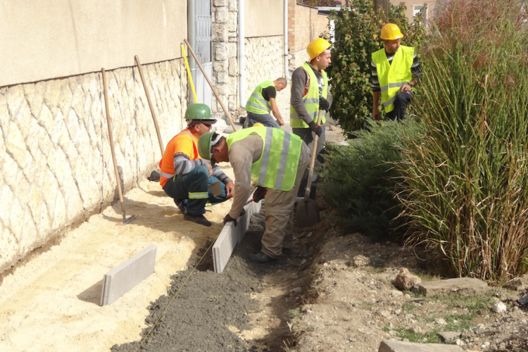 A Teleki utca páratlan oldalán is megújul a járda