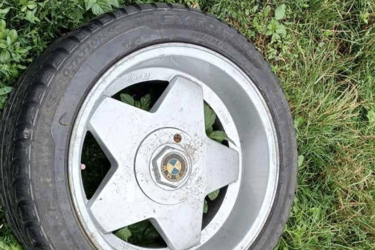 Autófelniket loptak az egyik Pápa környéki autókereskedésből