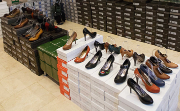 Feltörte volt barátnője e-mail címét és onnan cipőket rendelt neki a 21 éves pápai férfi