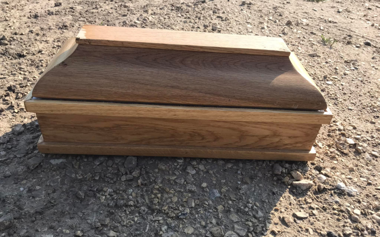 Olvasónk talált egy koporsót Marcaltő és Ihász között, az út szélén